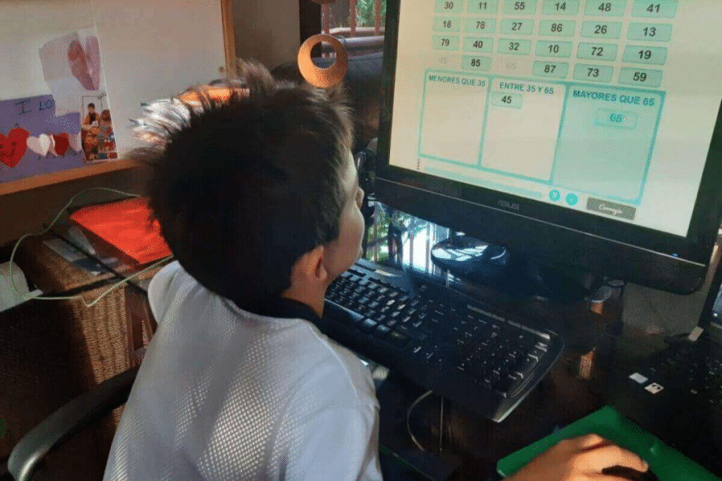 Un enfant faisant de l'entraînement cognitif avec l'activité Remettre les numéros dans l'ordre à la maison.